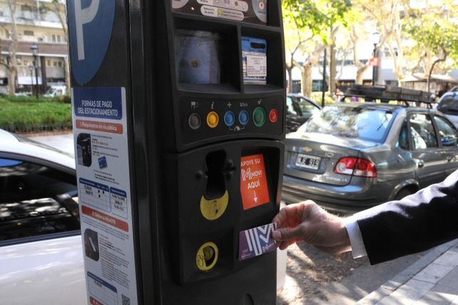 Una de las máquinas tickeadoras que la concesionaria Tránsito Rosario colocó en el área central para fiscalizar el pago de la tarifa del medido.