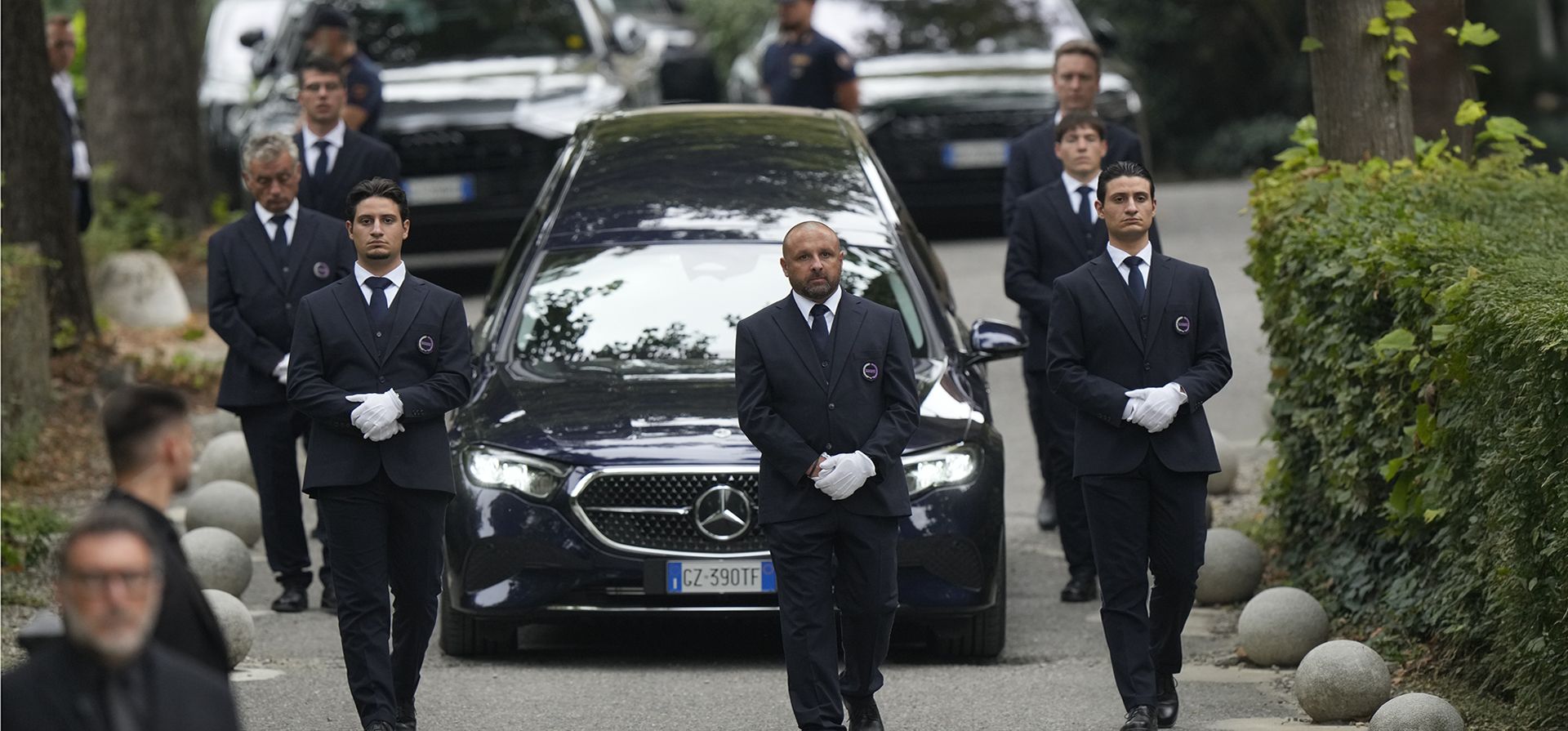 Un coche fúnebre parte al término del funeral del diseñador Giorgio Armani en la iglesia de San Martino, en el pequeño pueblo histórico de Rivalta, a unos 15 kilómetros al sur de Piacenza, en el norte de Italia, el lunes 8 de septiembre de 2025. (Foto AP/Luca Bruno) Un coche fúnebre parte al término del funeral del diseñador Giorgio Armani en la iglesia de San Martino, en el pequeño pueblo histórico de Rivalta, a unos 15 kilómetros al sur de Piacenza, en el norte de Italia, el lunes 8 de septiembre de 2025. (Foto AP/Luca Bruno)