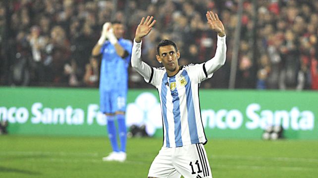 Angel Di María agradece el reconocimiento de los hinchas de Newells. El Coloso lo ovacionó.