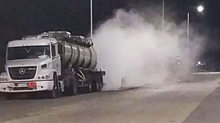 Un camión cisterna tuvo una fuga de ácido clorhídrico. Ocurrió en la ruta A012, a 100 metros de la intersección con la autopista Rosario - Buenos Aires