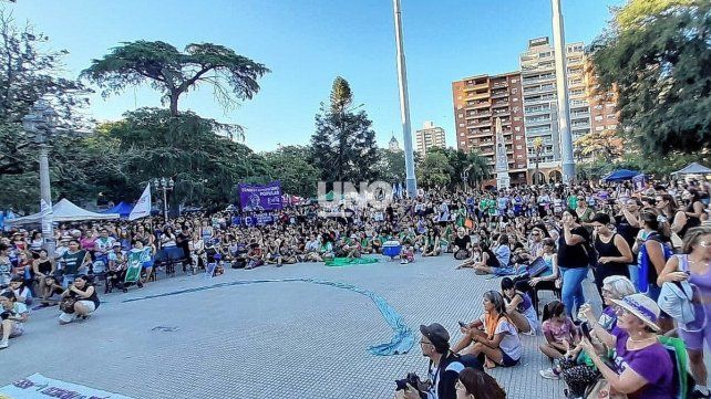 El 8M mostró una Plaza 25 de Mayo repleta de mujeres y manifestantes en la lucha por la igualdad de género