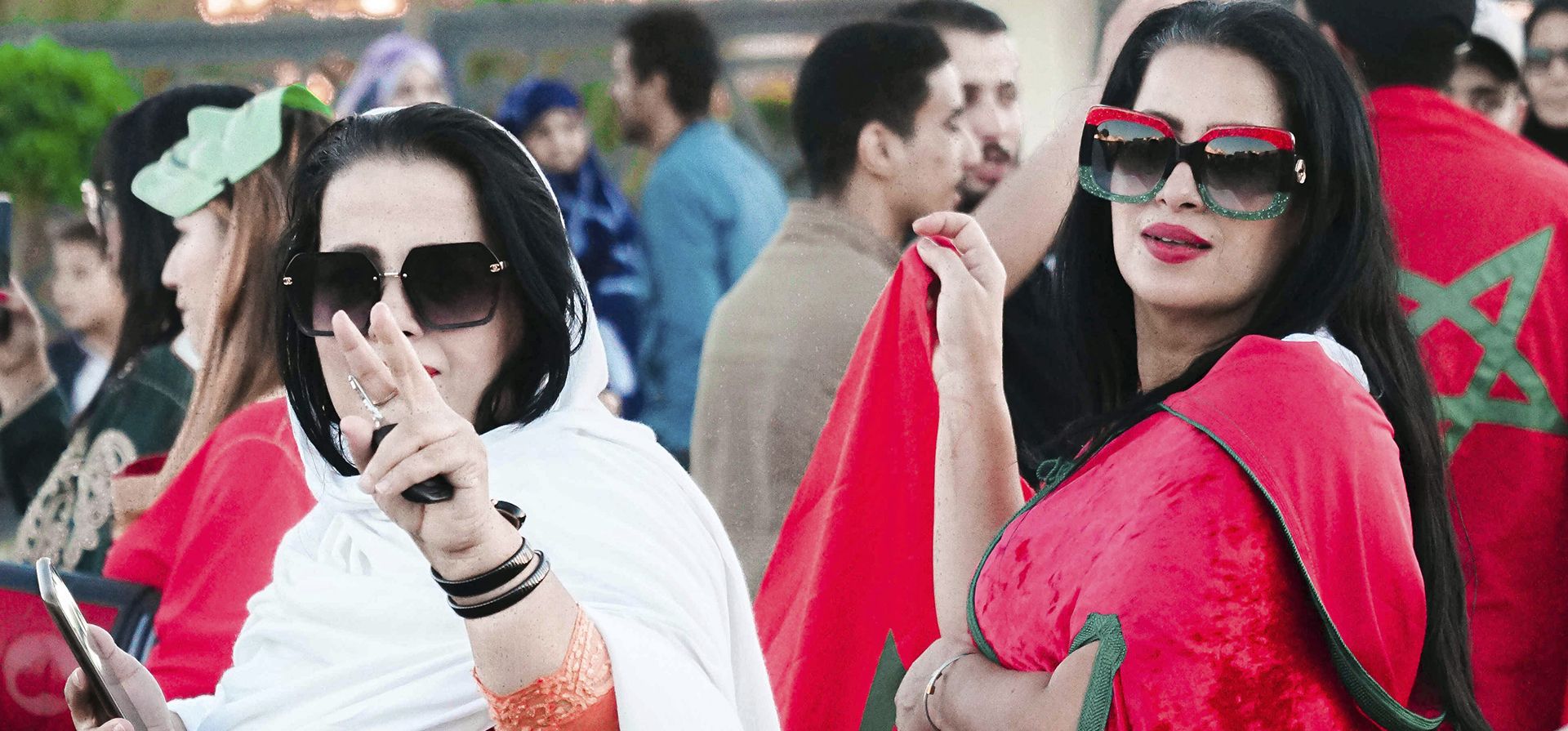 Mujeres vestidas con un traje tradicional saharaui acompañan a la afición de Marruecos en Doha, la selección se enfrentará contra Francia por un lugar en la final. (Foto AP/Noureddine Abakchou)