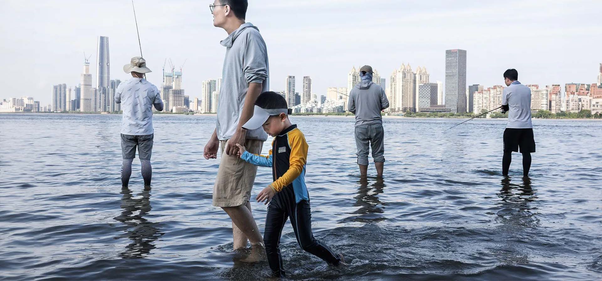 Un padre y su hijo caminan por el inundado parque Hankou Riverbank. El aumento del nivel del agua en el río Yangtsé después de las intensas lluvias ha llevado a las regiones orientales río abajo a prepararse para posibles inundaciones, Wuhan, China. Fotografía: Ren Yong/SOPA Images/Rex/Shutterstock Un padre y su hijo caminan por el inundado parque Hankou Riverbank. El aumento del nivel del agua en el río Yangtsé después de las intensas lluvias ha llevado a las regiones orientales río abajo a prepararse para posibles inundaciones, Wuhan, China. Fotografía: Ren Yong/SOPA Images/Rex/Shutterstock