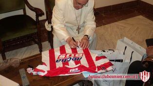 El Papa autografió una camiseta de Unión en el Vaticano