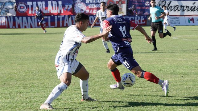 Matías Sánchez intenta escapar a la marca de un defensor rival. El delantero y Giroldi fueron los mejores de Central Córdoba.