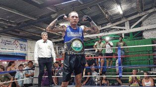 El santafesino Leonel Aquino festeja la obtención del cinturón del Dos Orillas.