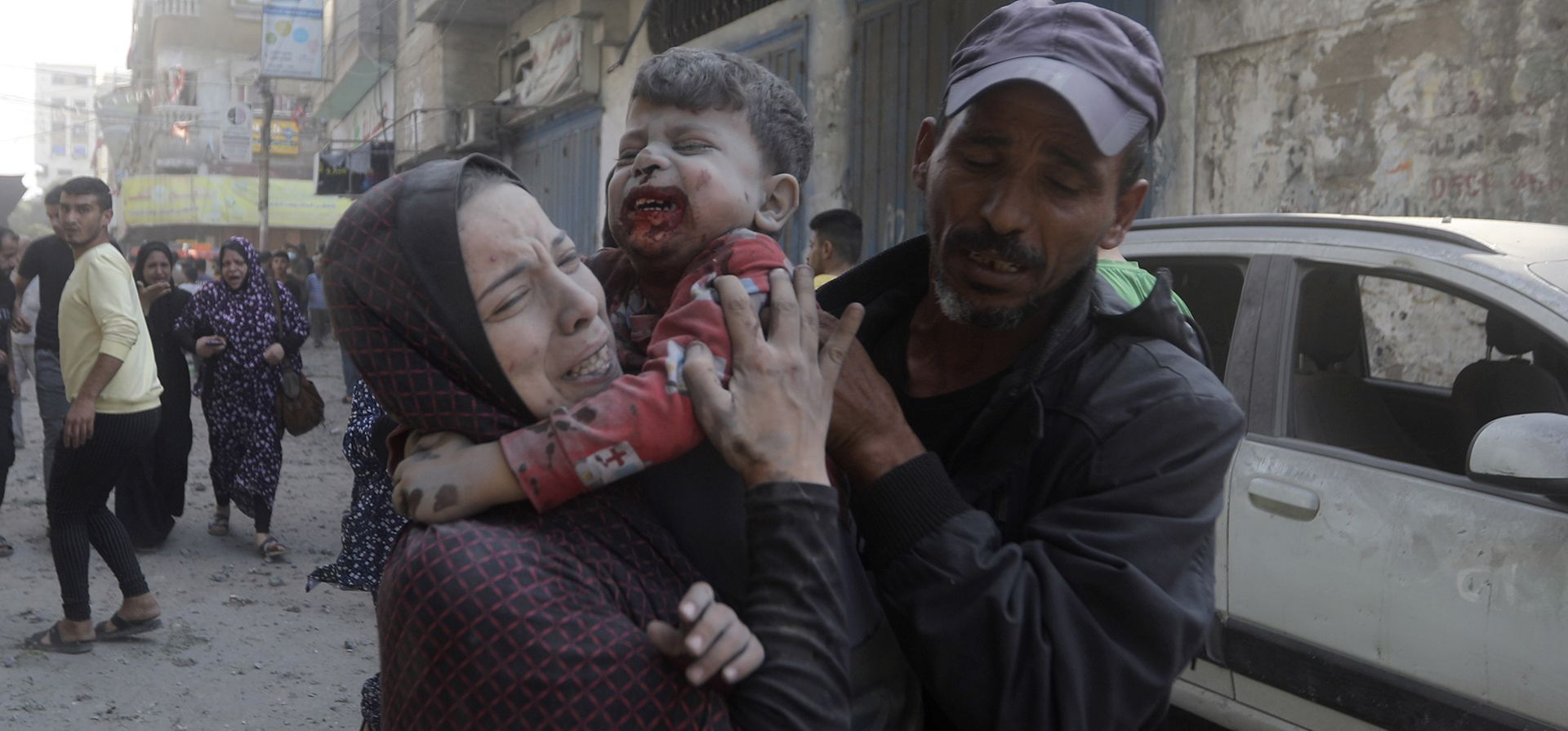 Una mujer palestina llora mientras carga a su hijo herido tras un ataque aéreo israelí en el campo de refugiados de Bureij, en la Franja de Gaza, el jueves 2 de noviembre de 2023. (AP Foto/Mohammed Dahman) Una mujer palestina llora mientras carga a su hijo herido tras un ataque aéreo israelí en el campo de refugiados de Bureij, en la Franja de Gaza, el jueves 2 de noviembre de 2023. (AP Foto/Mohammed Dahman)