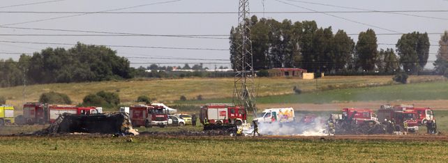 Al menos tres personas murieron al caer un avión militar en España