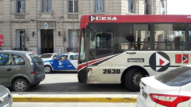 Un automovilista y un colectivero tuvieron una áspera discusión tras un accidente