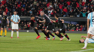 Víctor Cuesta anotó el primer gol de Newells ante Atlético Tucumán.