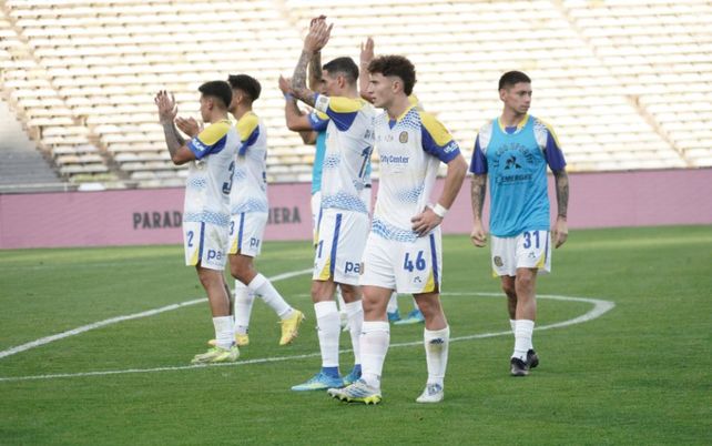 Los futbolistas de Central saludan a los hinchas tras la dura eliminación a manos de Estudiantes.