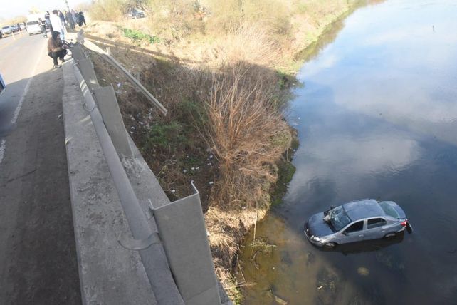 Un auto cayó desde un puente al arroyo Saladillo