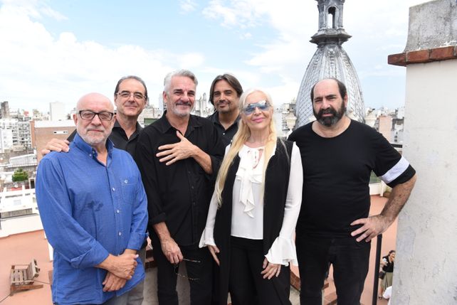 Una reunión para celebrar el presente. Baglietto, Fandermole, Goldin, Gallardo, Garré y Abonizio, juntos en el Anfiteatro.