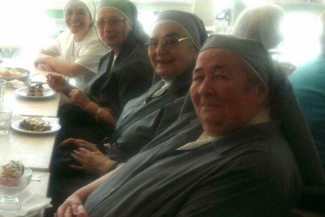 Furor en las redes por la monja idéntica a Grondona