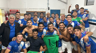 El festejo de los futbolistas de Argentino que ganaron una vez más como visitante.