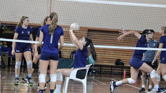 La santafesina Emilia Balagué (sentada) integra la selección U21 de Argentina.