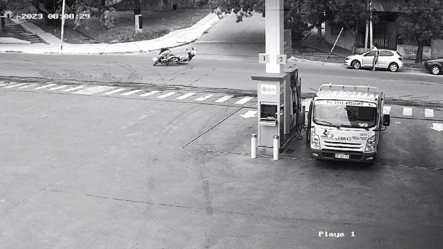 Dos motos chocaron violentamente este martes en calle Laurencena. Una mujer y un joven fueron trasladados al hospital San Martín de Paraná
