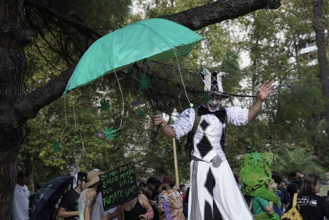 Los militantes exhibieron atuendos creativos y ocurrentes en la Marcha Mundial de la Marihuana.