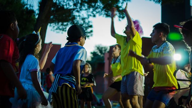 Juegos, desafíos en equipos, fiesta de disfraces y fogón