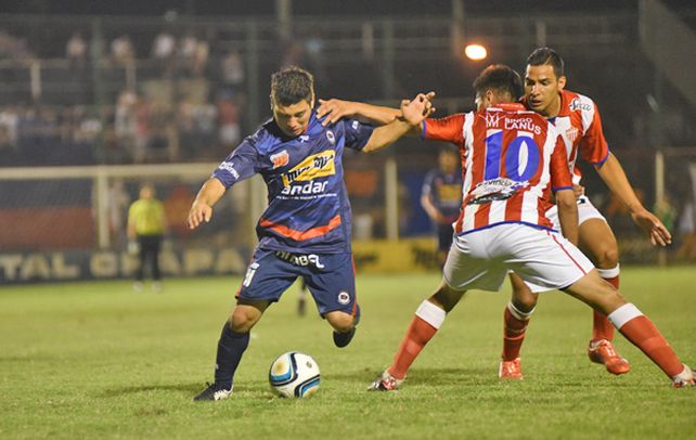 Acción. Juan Fernández intenta avanzar ante el acecho de Giménez y Funes. Al Enano le faltó un socio para poder lastimar al rival. (Marcelo Bustamante / La Capital)