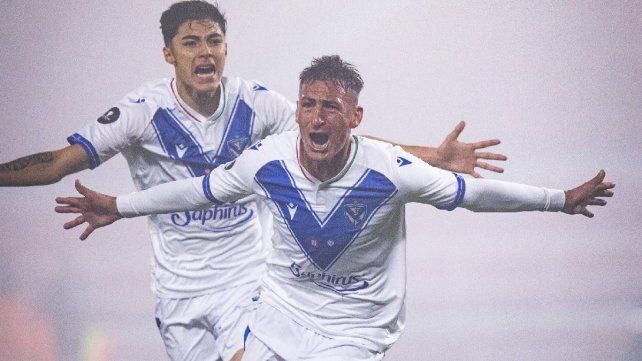 Vélez campeón de la Supercopa: ganó la final bajo una intensa niebla.