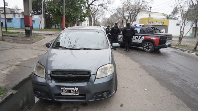 El auto en el que se movían los delincuentes. Lo abandonaron a menos de dos cuadras, por calle Felipe Moré
