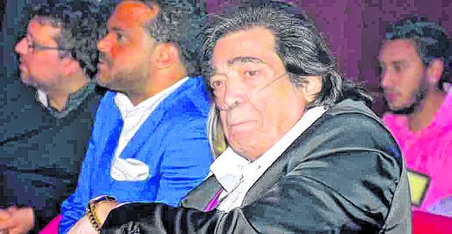 Cacho Castaña sigue internado en terapia intensiva