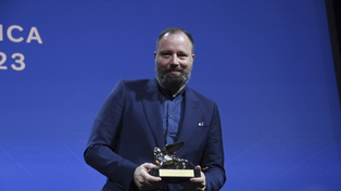 Yorgos Lanthimos, León de Oro de Venecia 80 con Pobres criaturas, dedicó el premio a Emma Stone, ausente de la premiación.&nbsp;