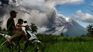 Pánico por la entrada en erupción del volcán Merapi