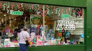 Este año, la venta de artículos escolares empezó anticipadamente. Los clientes dicen que es para ganarle a la inflación.