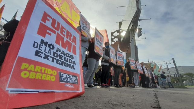El Polo Obrero y otras organizaciones sociales protesta en la zona del casino contra el acuerdo con el FMI.