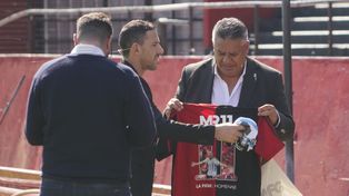 Tapia se llevó una de las camisetas que se usarán en el homenaje.&nbsp;