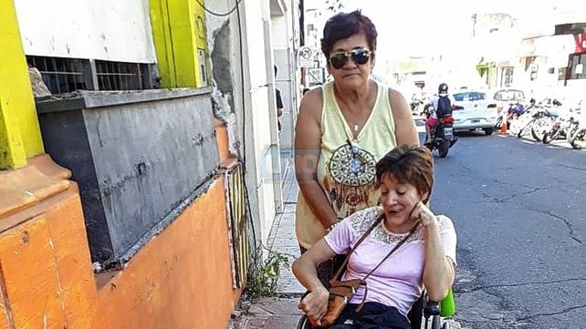 Carla Zapletal recorre Paraná &nbsp;y muestra la falta de rampas. Veredas intransitable o con obstáculos