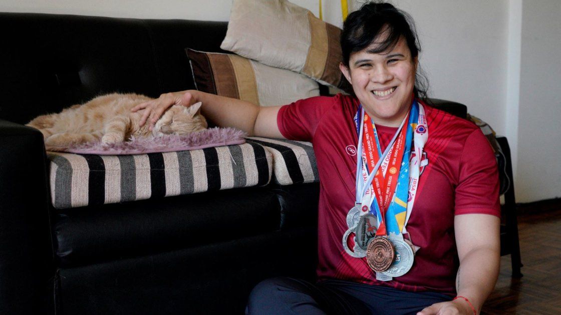 La judoca Nadia Boggino luce orgullosa las medallas que conquistó a lo largo de su carrera.
