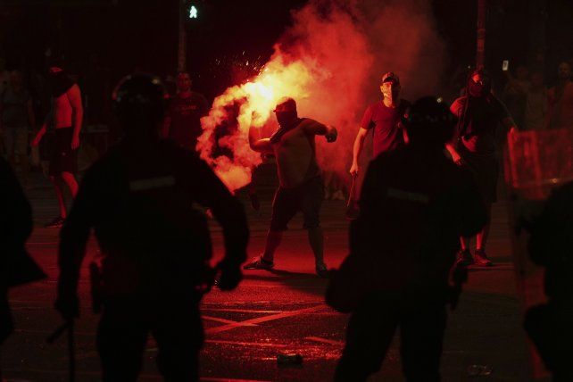 Tras meses de protestas en Serbia, el presidente promete restaurar la paz y el orden