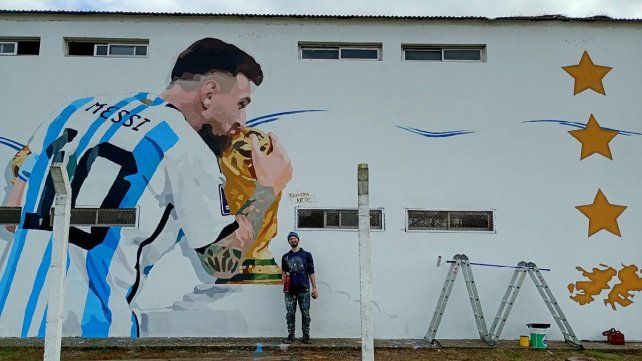 Un joven entrerriano inmortalizó a Lionel Messi con un mural en Chajarí.