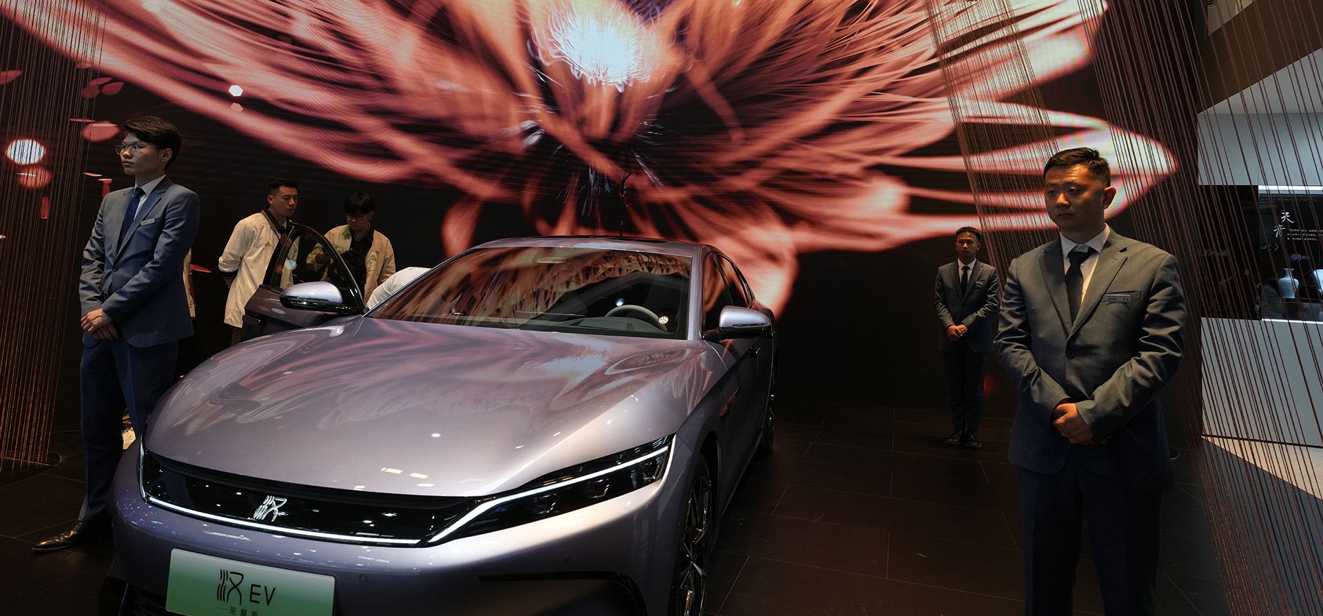 El automóvil BYD Han EV se expone durante Auto China 2024 celebrada en Beijing, el jueves 25 de abril de 2024. Los fabricantes de automóviles globales y las nuevas empresas de vehículos eléctricos dieron a conocer nuevos modelos y autos conceptuales en el salón del automóvil más grande de China. (Foto AP/Ng Han Guan) El automóvil BYD Han EV se expone durante Auto China 2024 celebrada en Beijing, el jueves 25 de abril de 2024. Los fabricantes de automóviles globales y las nuevas empresas de vehículos eléctricos dieron a conocer nuevos modelos y autos conceptuales en el salón del automóvil más grande de China. (Foto AP/Ng Han Guan)