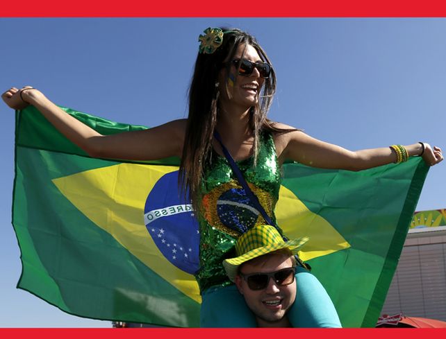 La hinchada femenina desplegó la sensualidad carioca en el primer partido del Mundial