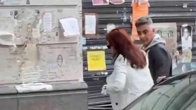 Captura de pantalla del video viral en redes donde se ve a Cristina Fernández dejando su domicilio