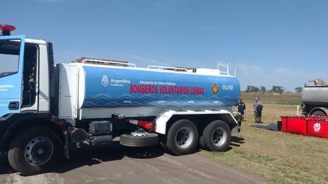 Bomberos de Ceibas dan brindan apoyo logístico para compatir los incendios en el Delta.