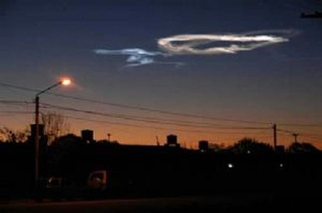 El extraño fenómeno iluminó el cielo esta madrugada en varias provincias del norte argentino. (Foto nuevodiarioweb.com.ar)