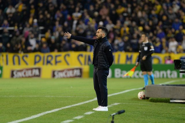 Tevez parece estar decidido a plasmar cinco defensores ante Aldosivi. El Apache quiere sumar como sea.