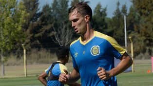Juan Cruz Komar no tuvo mucho lugar desde que llegó Tevez, pero ahora estará afuera de manera obligada.