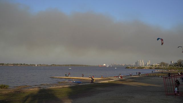 El humedal arde por los incendios y la combustión provoca severos daños en la población.