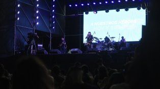 La vigilia en homenaje a los caídos en Malvinas logró una convocatoria multitudinaria