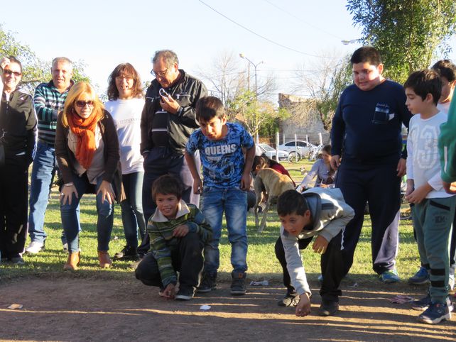 Desde niños. Jugar a las bolitas en la tierra