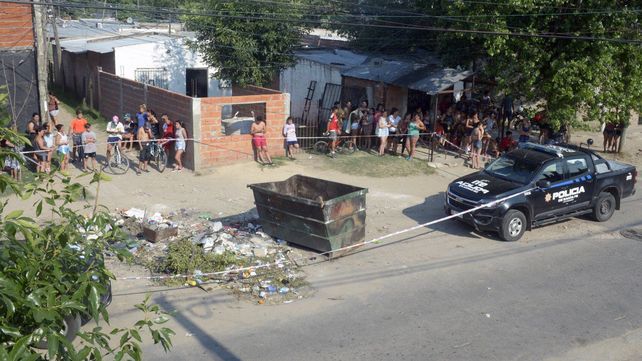 La escena. El volquete donde los vecinos hallaron el cadáver al que le habían prendido fuego.