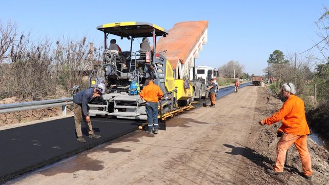 Los trabajos ya se encuentran en un 90% de avance y esta semana se está desarrollando la carpeta asfáltica definitiva.