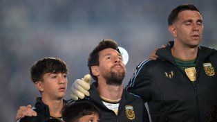 Messi no pudo cantar el himno por la emoción, con la bandera de Malvinas al lado