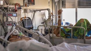 Las UTI de todo el país vuelven a ocuparse con pacientes de Covid, pese al carácter más benigno de la variante Ómicron.